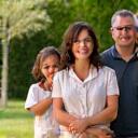 Foto de la Familia García-López sonriendo en su nuevo jardín
